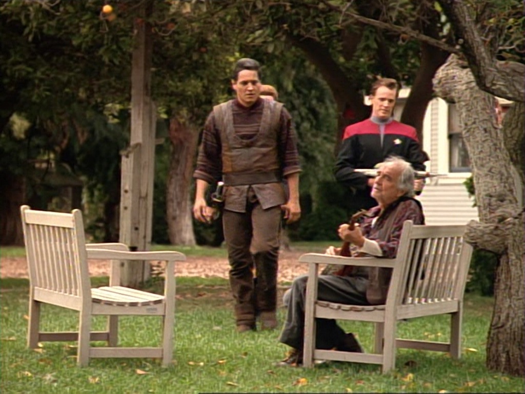 ariane179254_StarTrekVoyager_1x01_1x02-Caretaker_2953.jpg