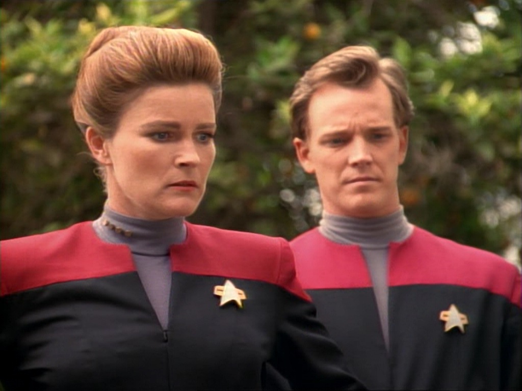 ariane179254_StarTrekVoyager_1x01_1x02-Caretaker_3042.jpg