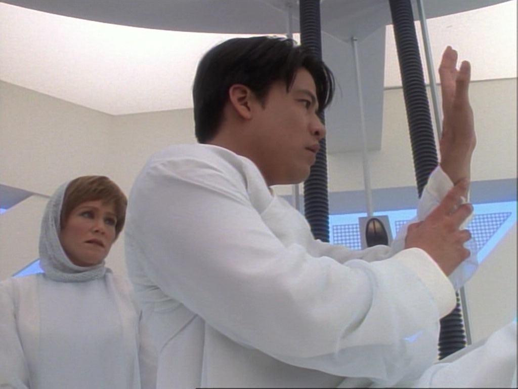 ariane179254_StarTrekVoyager_1x01_1x02-Caretaker_3160.jpg
