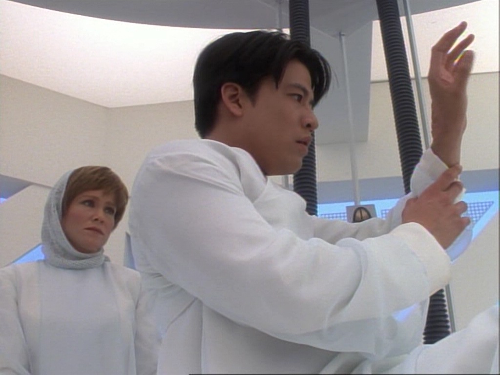 ariane179254_StarTrekVoyager_1x01_1x02-Caretaker_3162.jpg