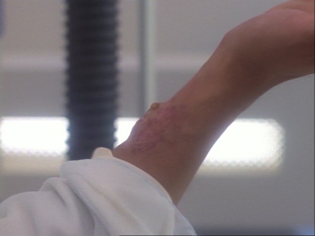 ariane179254_StarTrekVoyager_1x01_1x02-Caretaker_3166.jpg