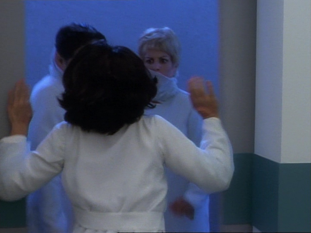 ariane179254_StarTrekVoyager_1x01_1x02-Caretaker_3193.jpg