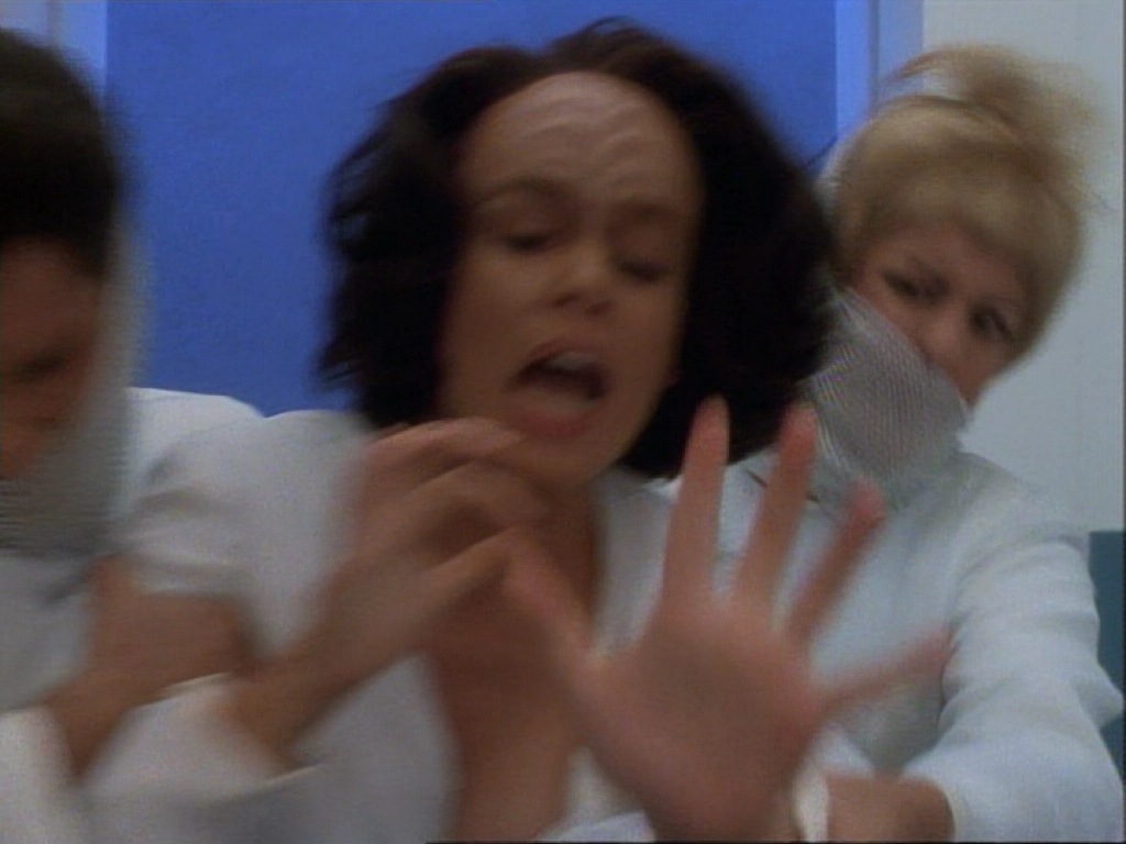 ariane179254_StarTrekVoyager_1x01_1x02-Caretaker_3199.jpg