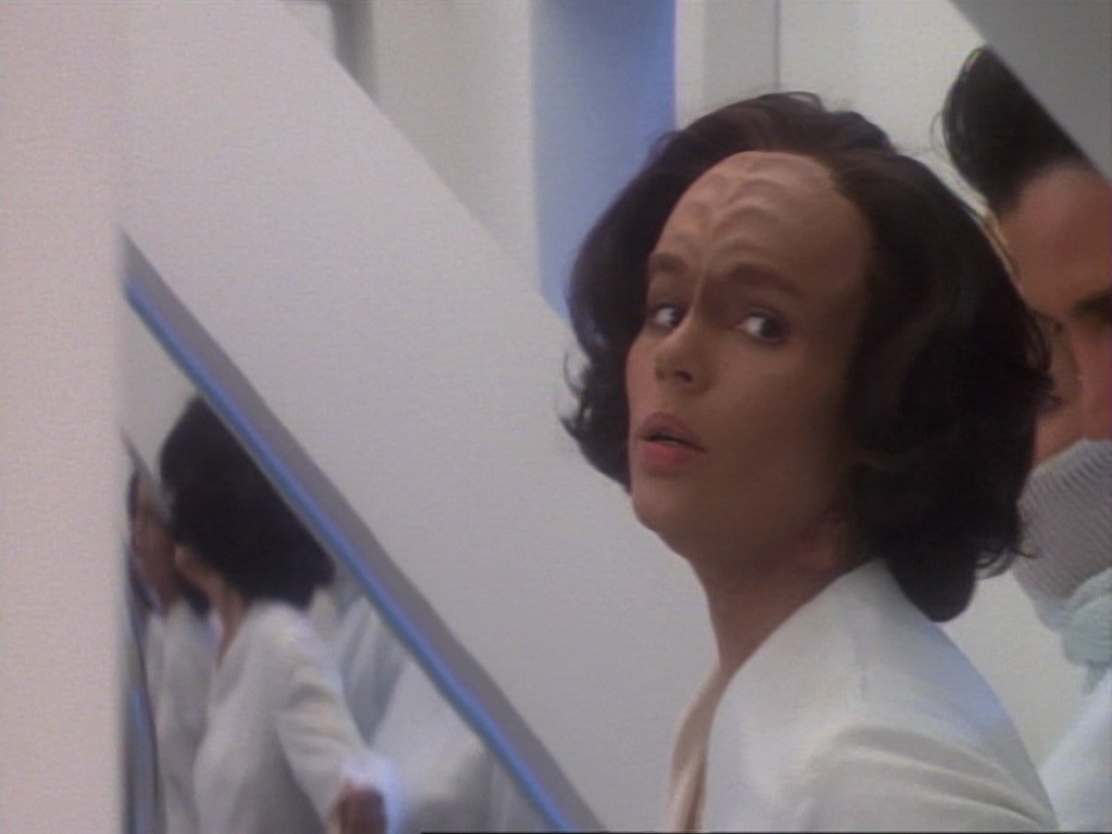 ariane179254_StarTrekVoyager_1x01_1x02-Caretaker_3204.jpg