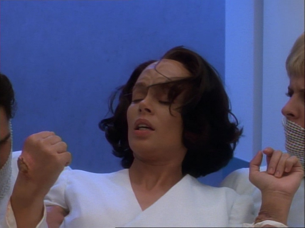 ariane179254_StarTrekVoyager_1x01_1x02-Caretaker_3210.jpg