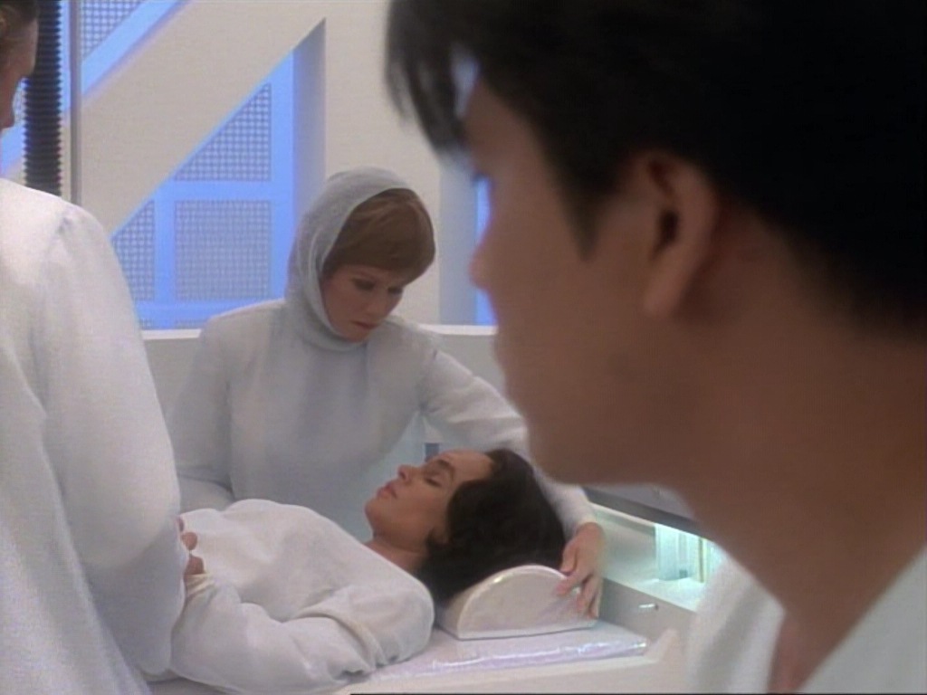 ariane179254_StarTrekVoyager_1x01_1x02-Caretaker_3227.jpg