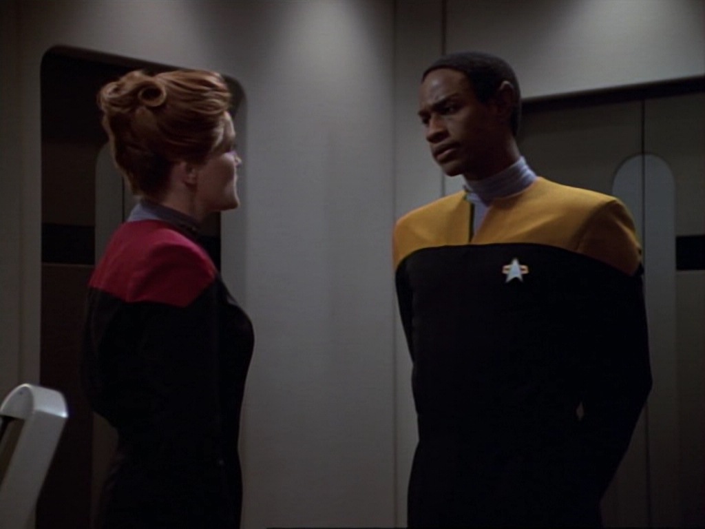ariane179254_StarTrekVoyager_1x01_1x02-Caretaker_3289.jpg