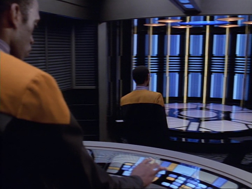 ariane179254_StarTrekVoyager_1x01_1x02-Caretaker_3784.jpg
