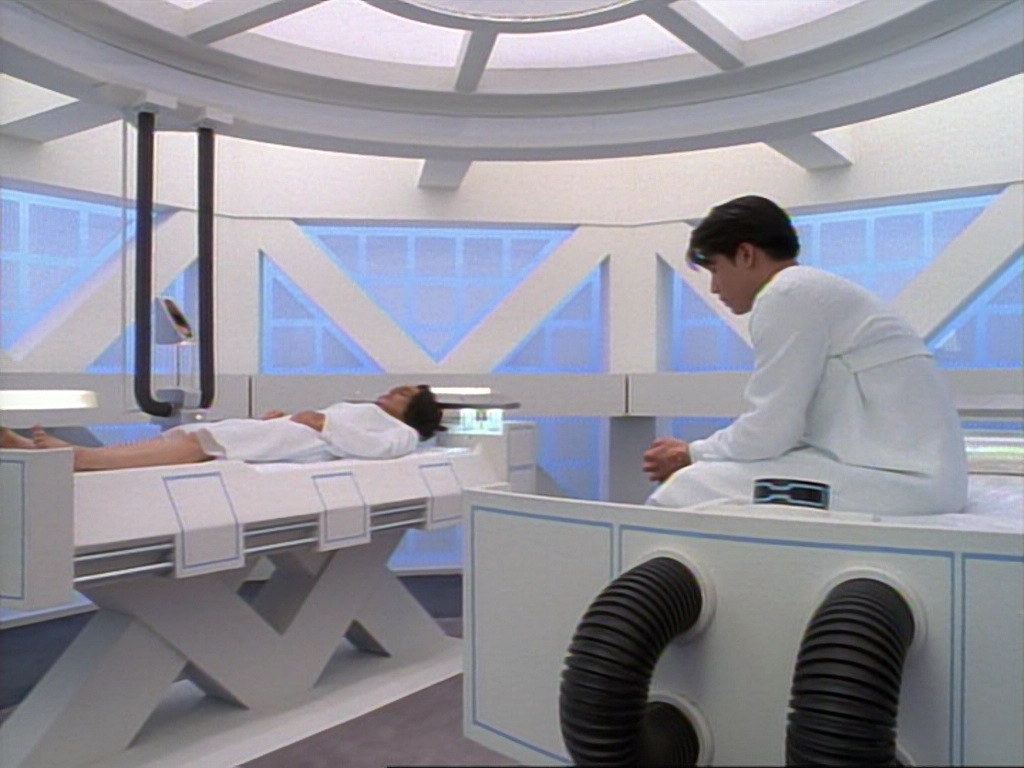 ariane179254_StarTrekVoyager_1x01_1x02-Caretaker_3879.jpg