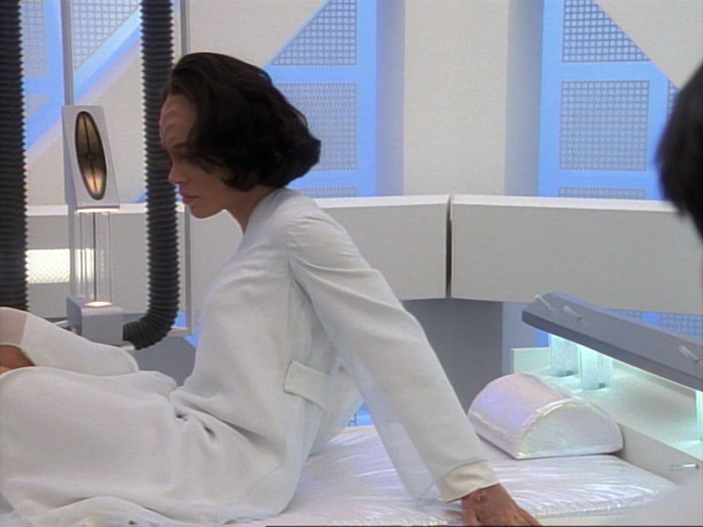ariane179254_StarTrekVoyager_1x01_1x02-Caretaker_3886.jpg