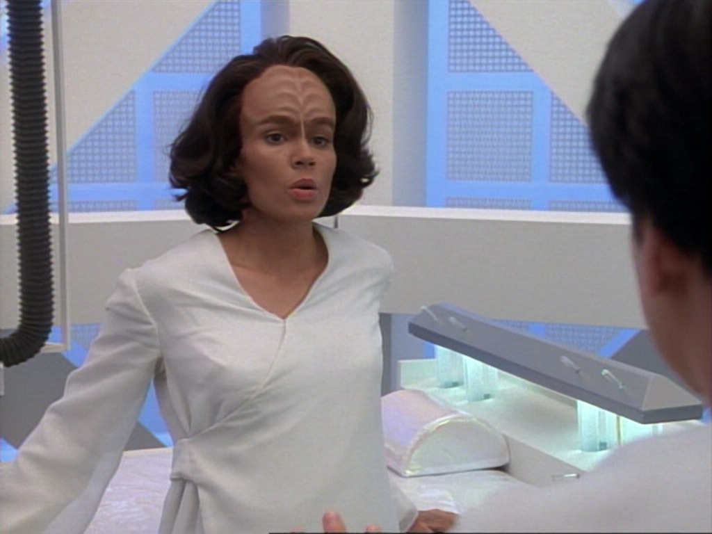 ariane179254_StarTrekVoyager_1x01_1x02-Caretaker_3891.jpg