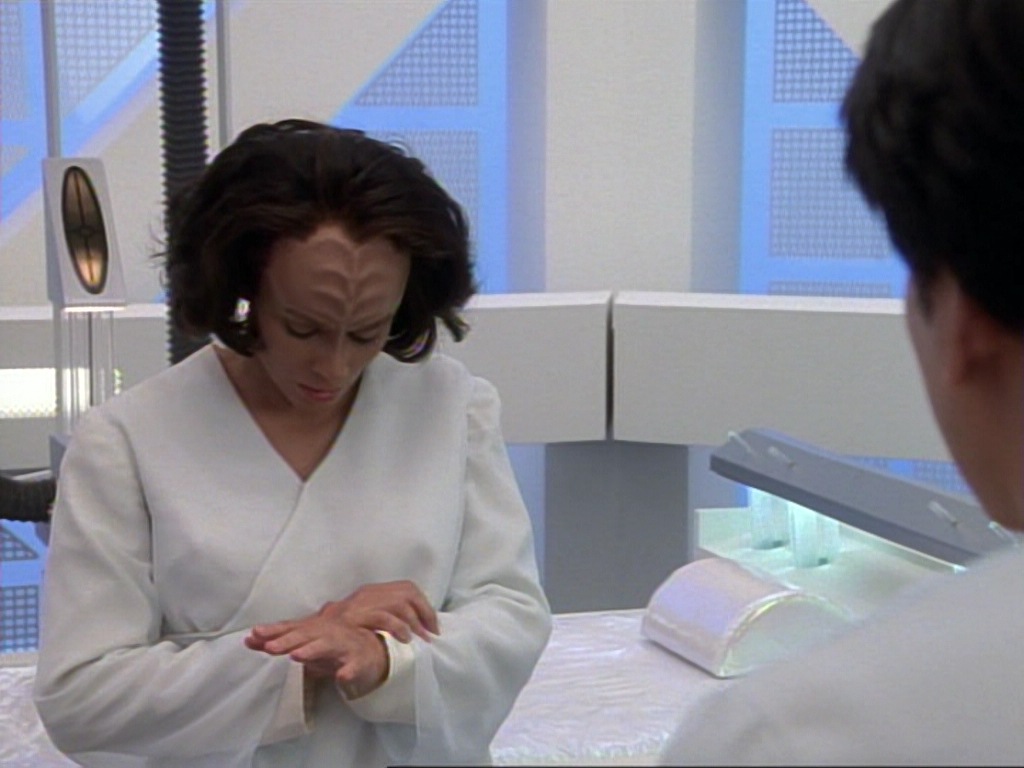 ariane179254_StarTrekVoyager_1x01_1x02-Caretaker_3900.jpg