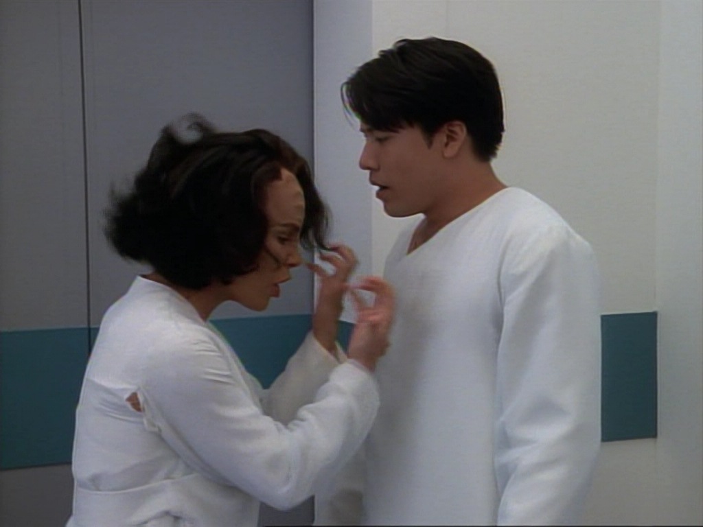 ariane179254_StarTrekVoyager_1x01_1x02-Caretaker_3942.jpg