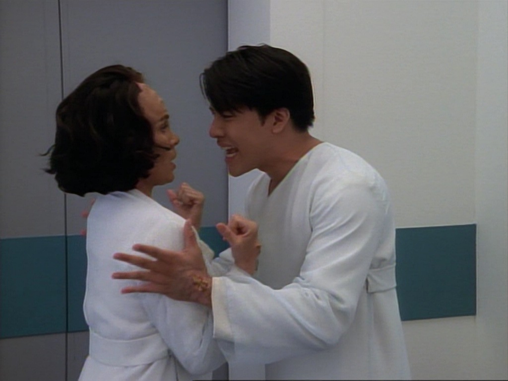ariane179254_StarTrekVoyager_1x01_1x02-Caretaker_3946.jpg