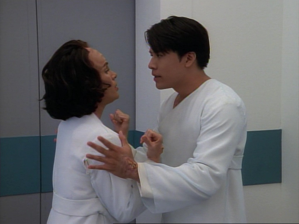 ariane179254_StarTrekVoyager_1x01_1x02-Caretaker_3948.jpg