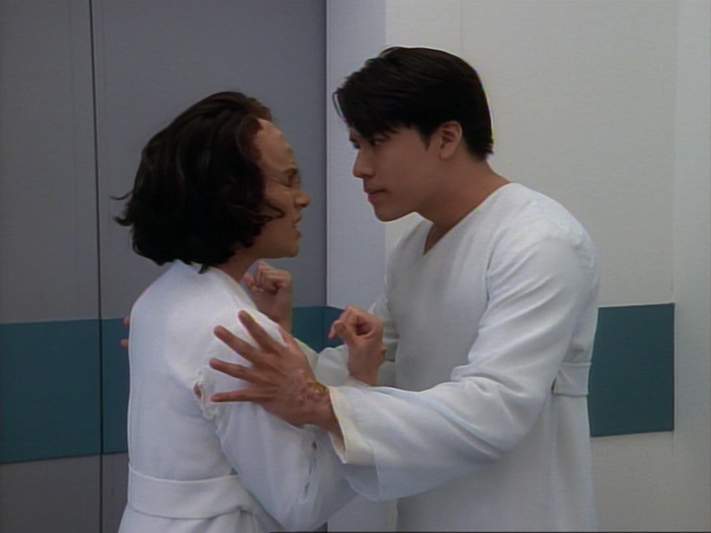 ariane179254_StarTrekVoyager_1x01_1x02-Caretaker_3950.jpg