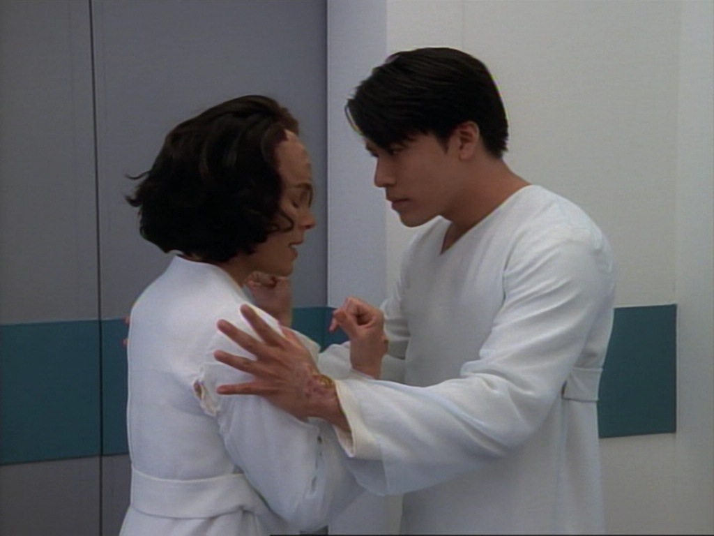 ariane179254_StarTrekVoyager_1x01_1x02-Caretaker_3952.jpg