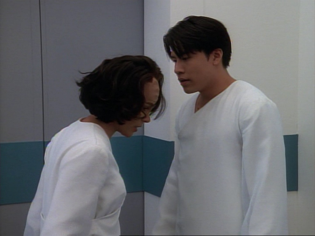 ariane179254_StarTrekVoyager_1x01_1x02-Caretaker_3954.jpg