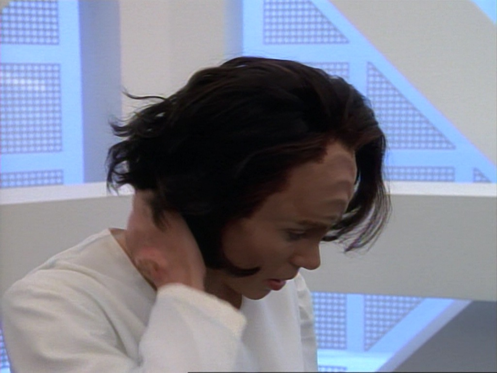 ariane179254_StarTrekVoyager_1x01_1x02-Caretaker_3972.jpg