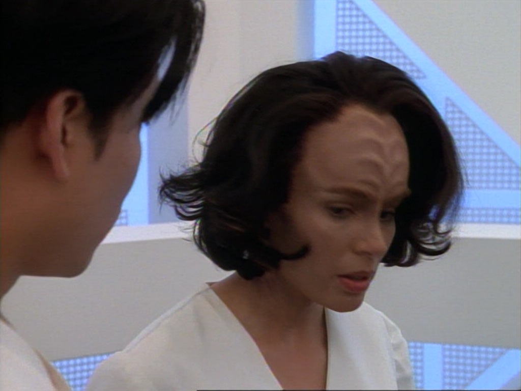 ariane179254_StarTrekVoyager_1x01_1x02-Caretaker_3975.jpg