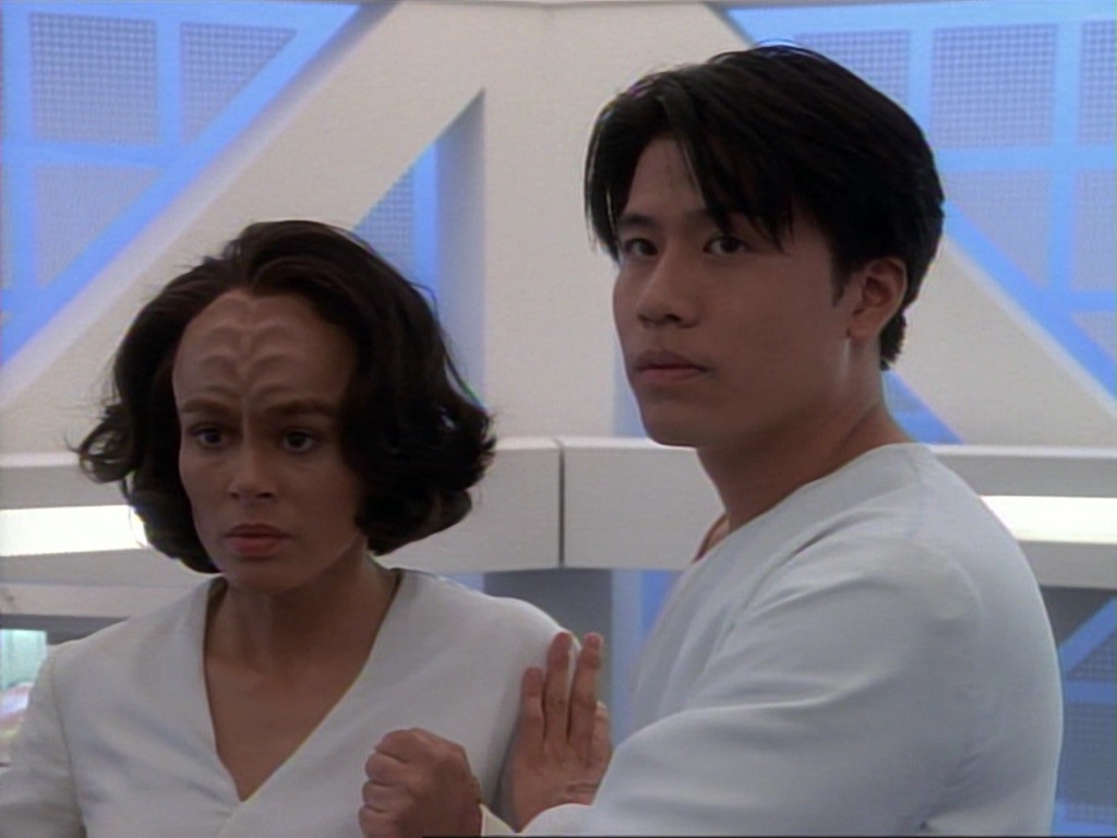 ariane179254_StarTrekVoyager_1x01_1x02-Caretaker_4002.jpg