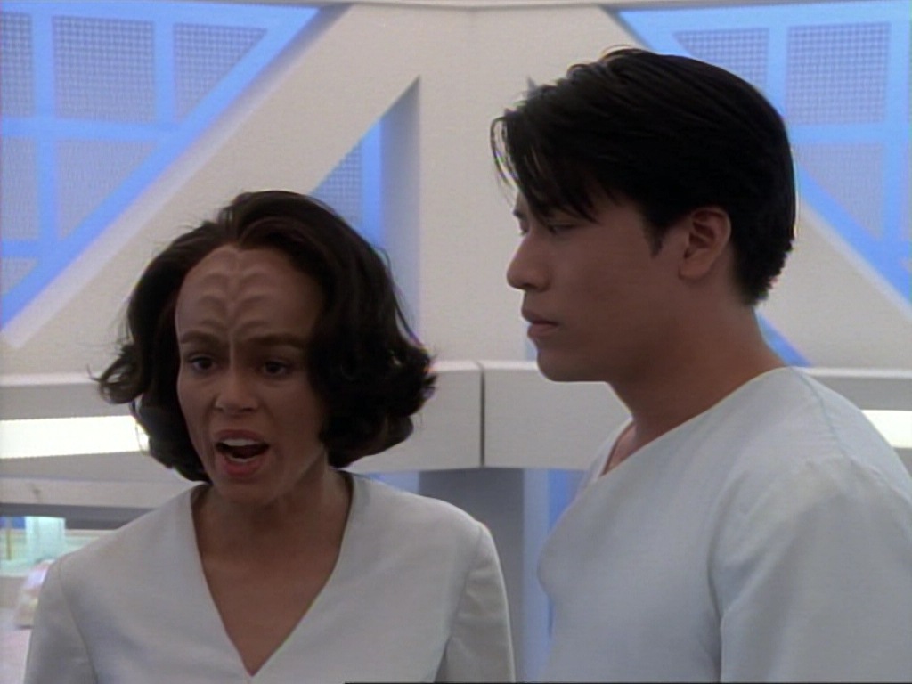 ariane179254_StarTrekVoyager_1x01_1x02-Caretaker_4013.jpg