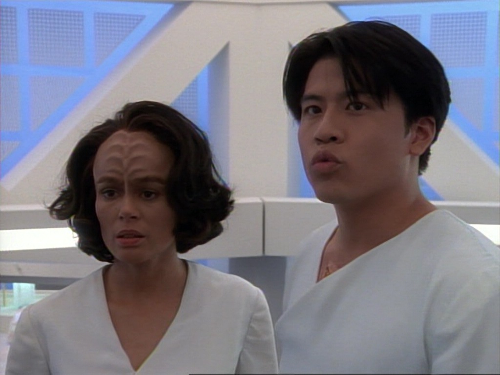 ariane179254_StarTrekVoyager_1x01_1x02-Caretaker_4032.jpg