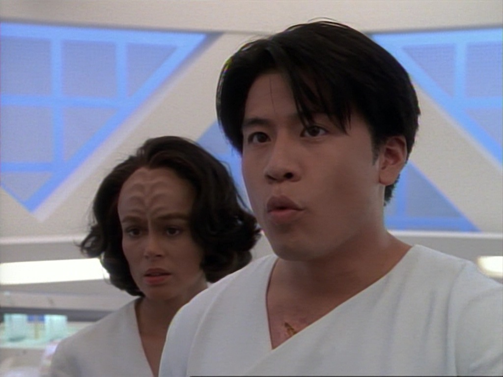 ariane179254_StarTrekVoyager_1x01_1x02-Caretaker_4035.jpg