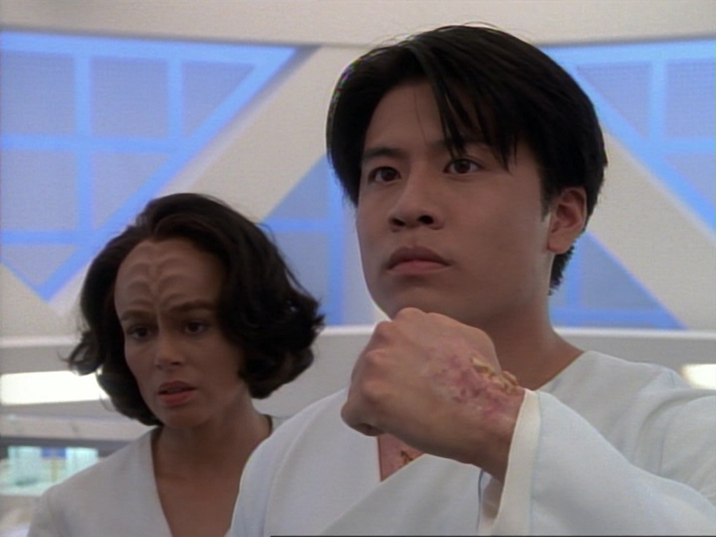 ariane179254_StarTrekVoyager_1x01_1x02-Caretaker_4041.jpg