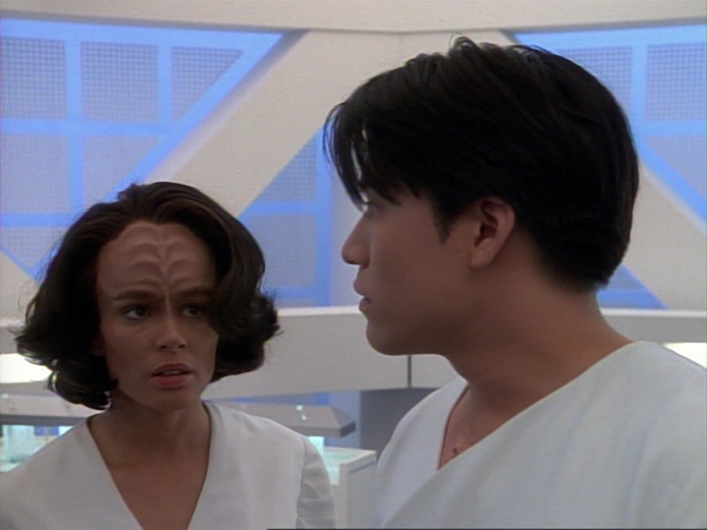 ariane179254_StarTrekVoyager_1x01_1x02-Caretaker_4052.jpg