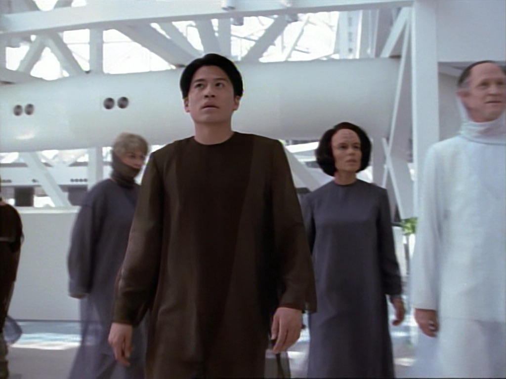 ariane179254_StarTrekVoyager_1x01_1x02-Caretaker_4063.jpg