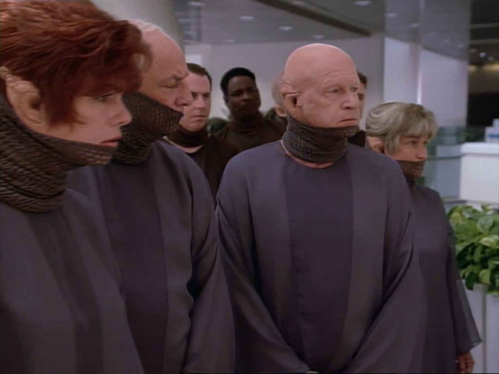 ariane179254_StarTrekVoyager_1x01_1x02-Caretaker_4128.jpg