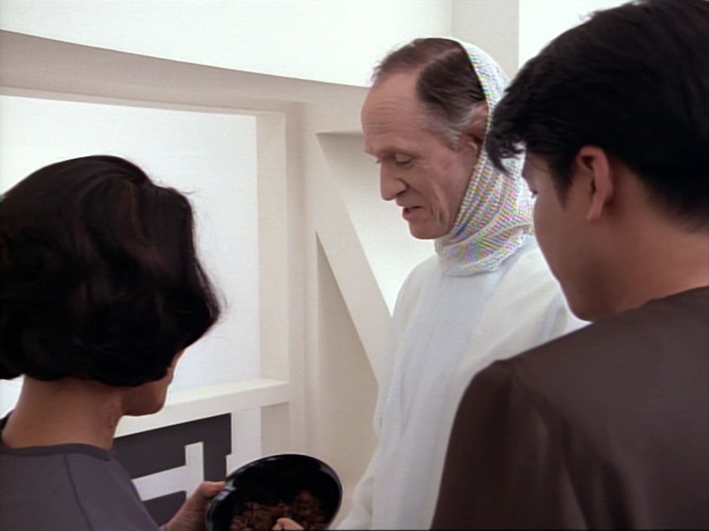 ariane179254_StarTrekVoyager_1x01_1x02-Caretaker_4145.jpg