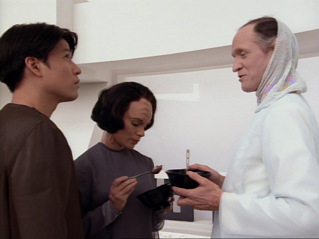 ariane179254_StarTrekVoyager_1x01_1x02-Caretaker_4149.jpg