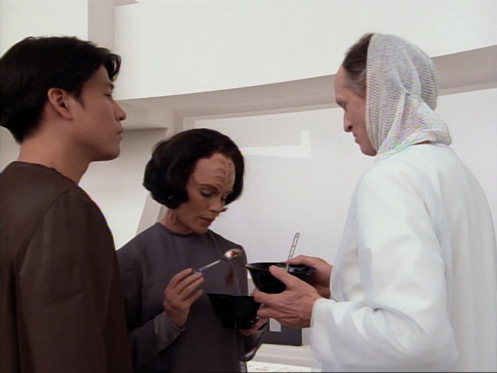 ariane179254_StarTrekVoyager_1x01_1x02-Caretaker_4150.jpg