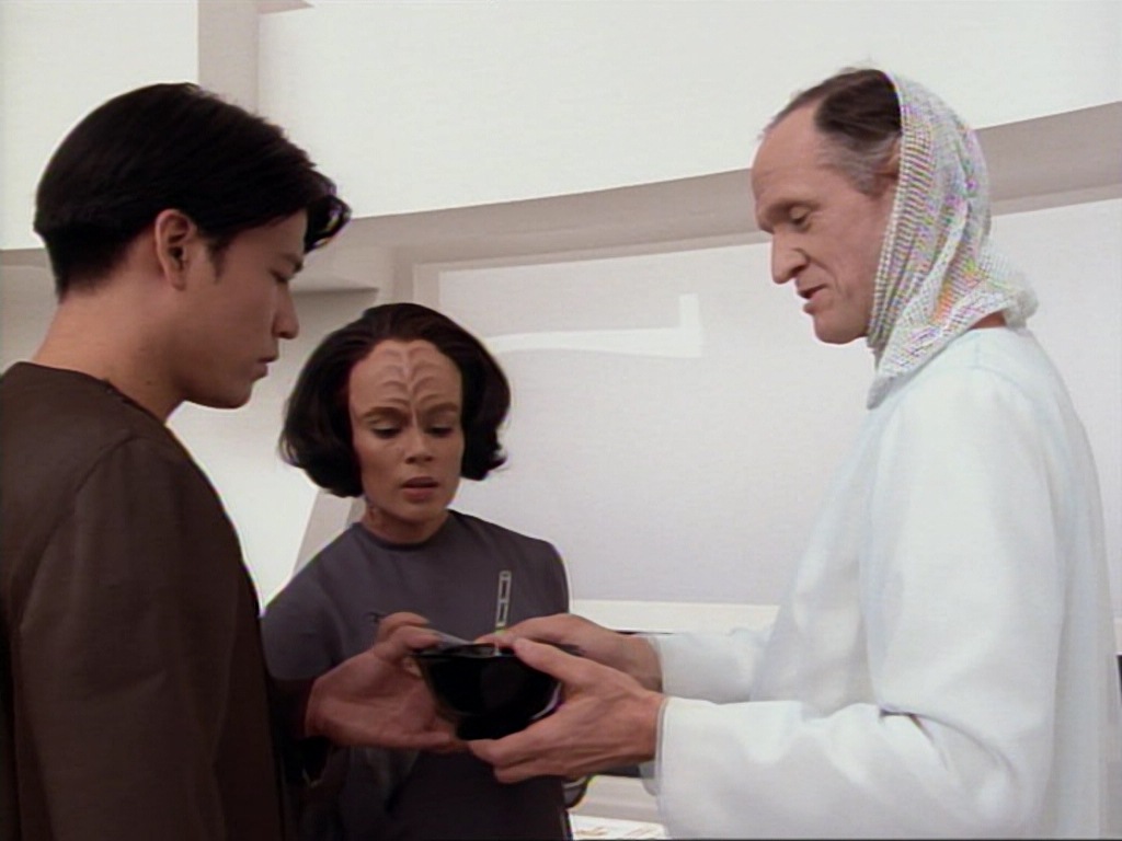 ariane179254_StarTrekVoyager_1x01_1x02-Caretaker_4152.jpg