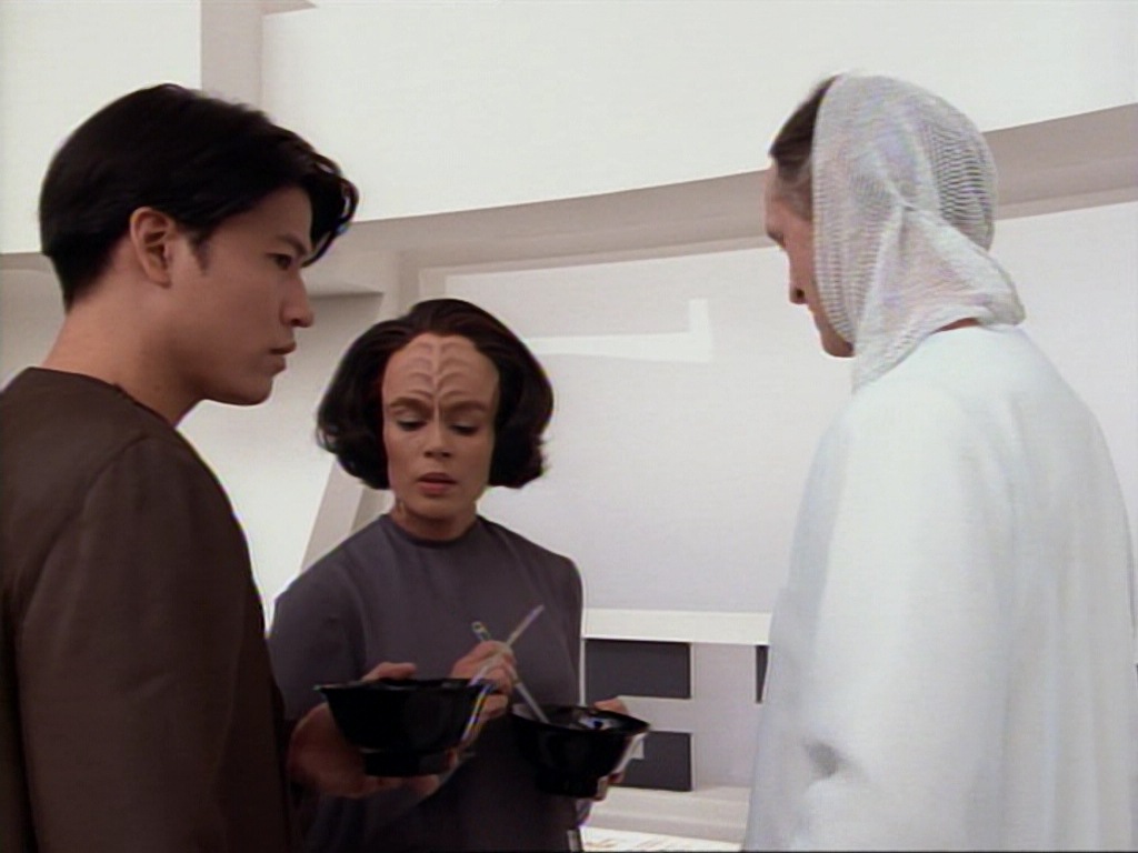 ariane179254_StarTrekVoyager_1x01_1x02-Caretaker_4153.jpg