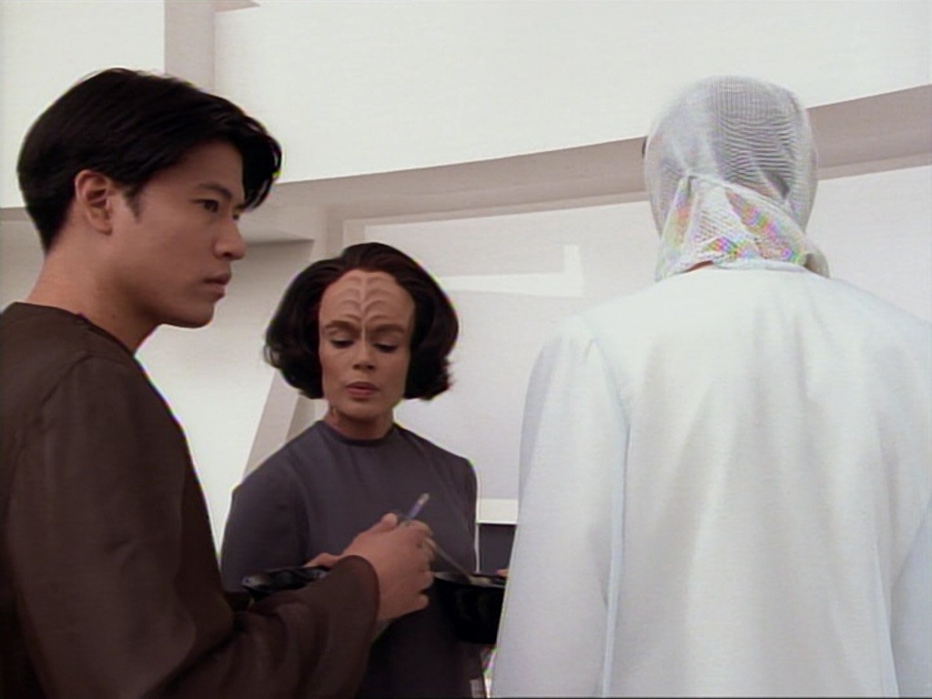 ariane179254_StarTrekVoyager_1x01_1x02-Caretaker_4154.jpg