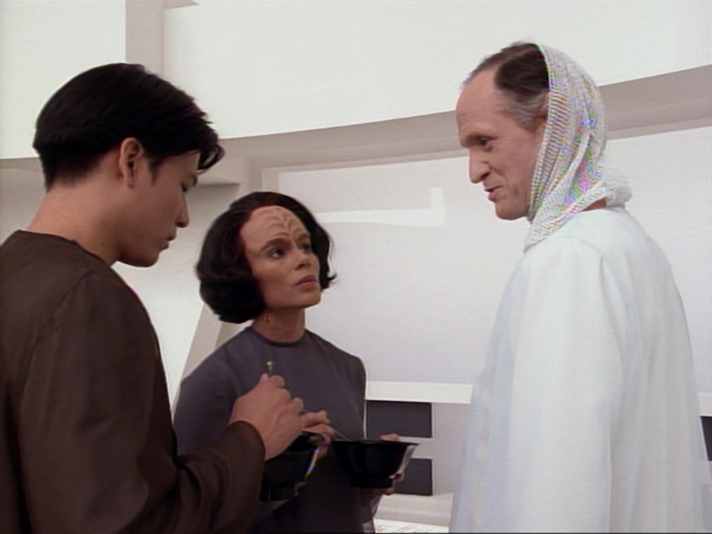 ariane179254_StarTrekVoyager_1x01_1x02-Caretaker_4157.jpg