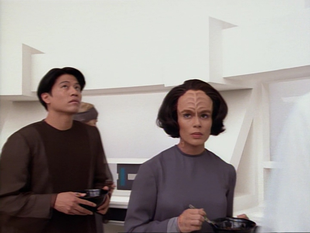 ariane179254_StarTrekVoyager_1x01_1x02-Caretaker_4166.jpg