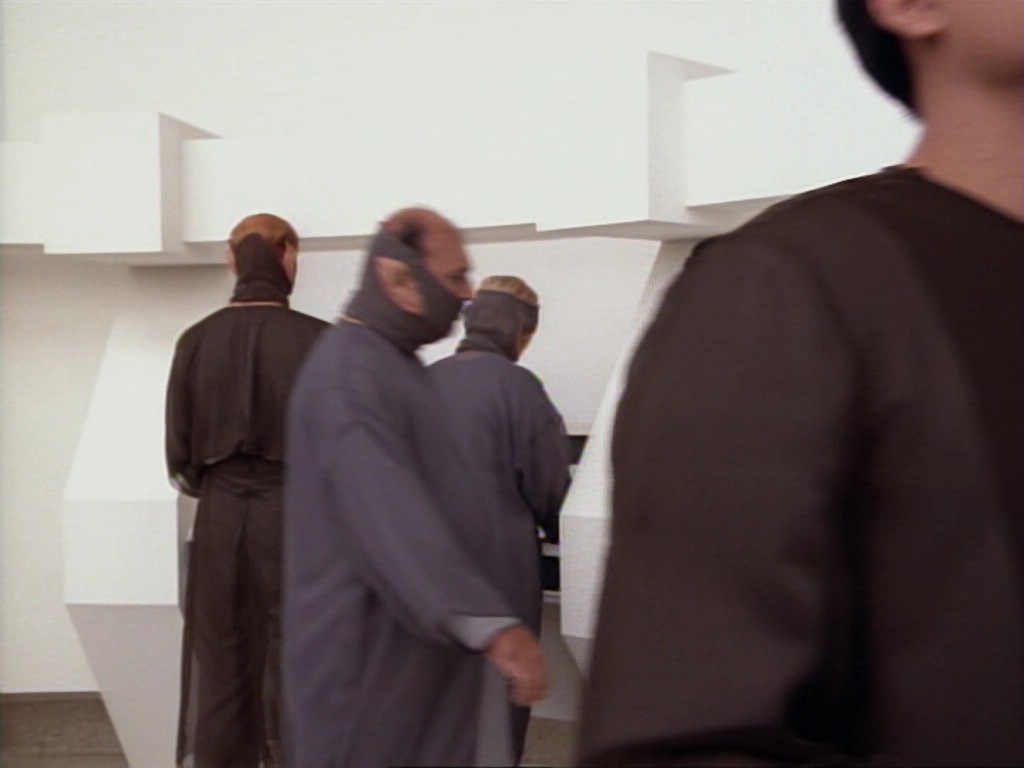 ariane179254_StarTrekVoyager_1x01_1x02-Caretaker_4170.jpg