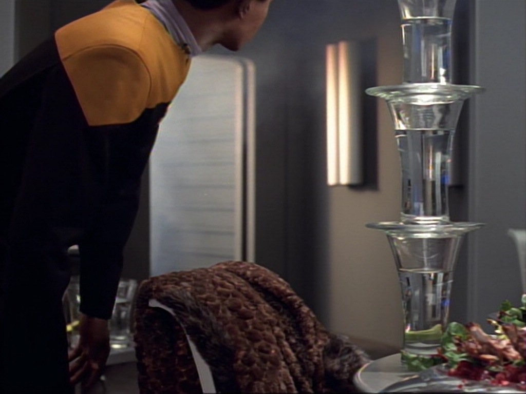 ariane179254_StarTrekVoyager_1x01_1x02-Caretaker_4304.jpg