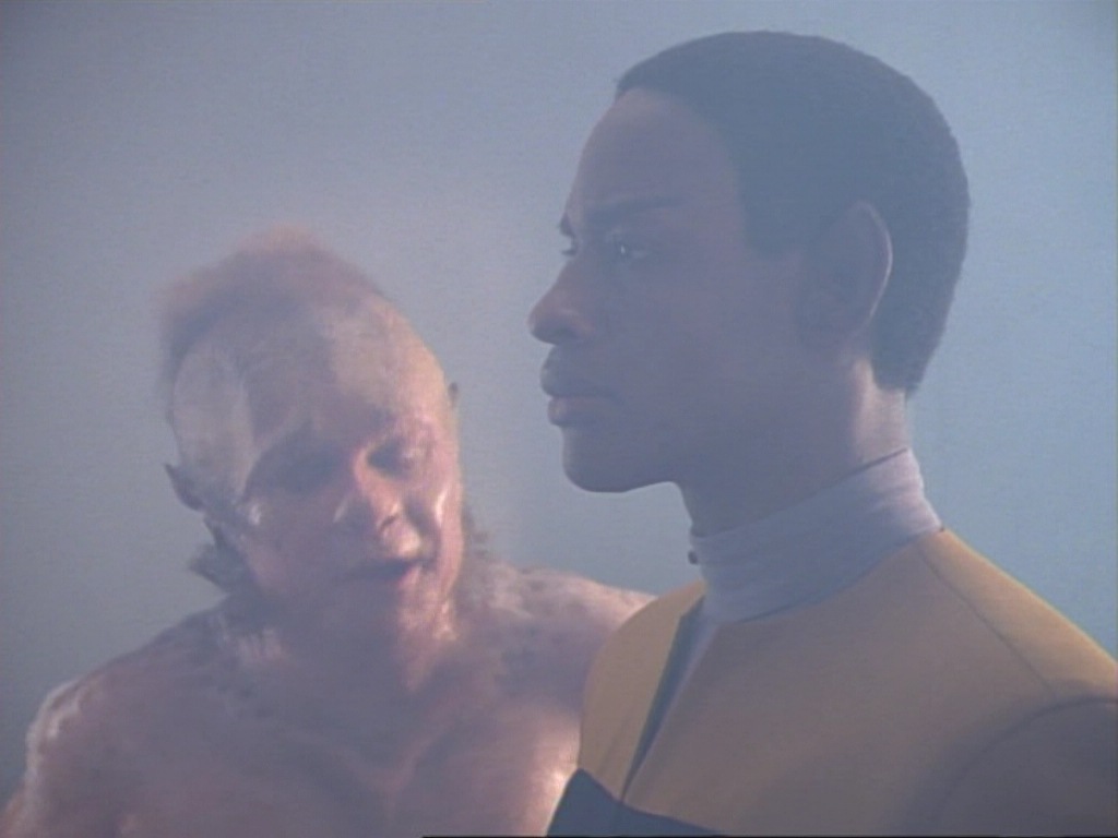 ariane179254_StarTrekVoyager_1x01_1x02-Caretaker_4400.jpg