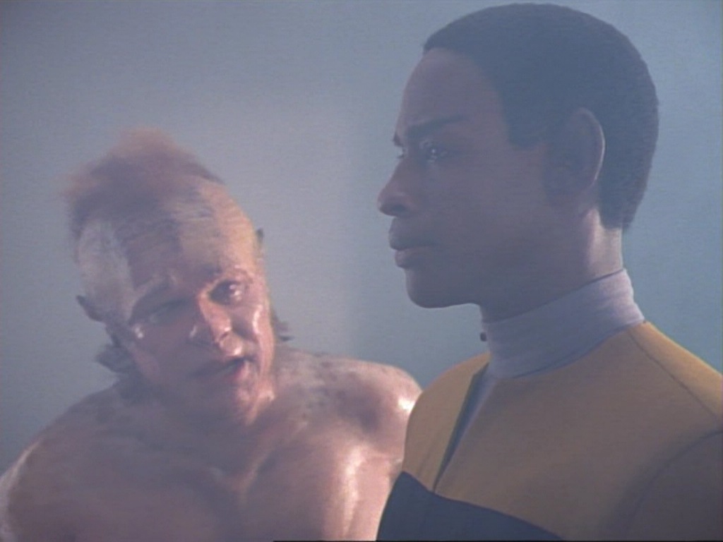ariane179254_StarTrekVoyager_1x01_1x02-Caretaker_4409.jpg