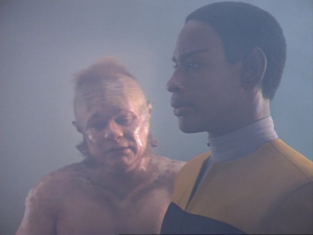 ariane179254_StarTrekVoyager_1x01_1x02-Caretaker_4410.jpg