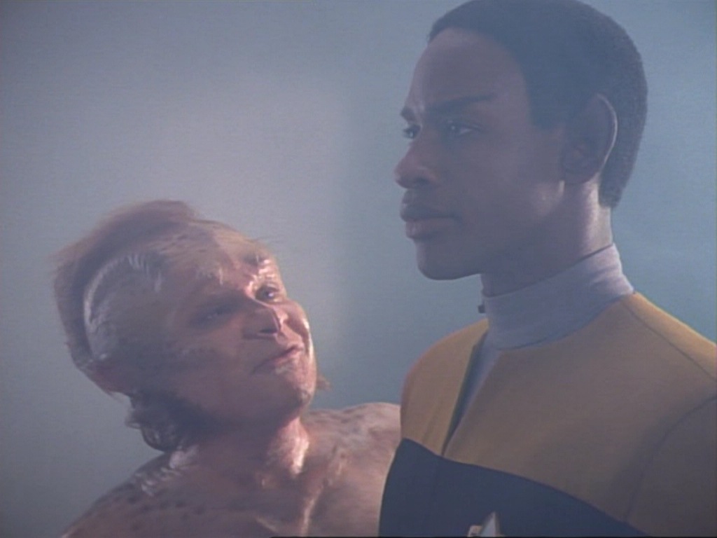 ariane179254_StarTrekVoyager_1x01_1x02-Caretaker_4432.jpg