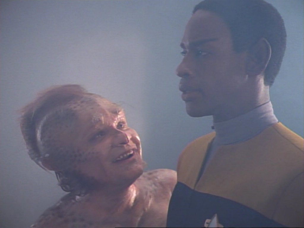 ariane179254_StarTrekVoyager_1x01_1x02-Caretaker_4434.jpg