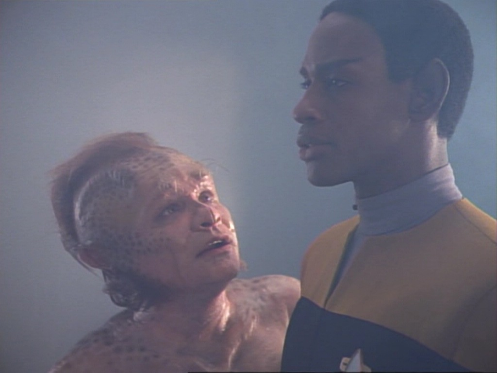 ariane179254_StarTrekVoyager_1x01_1x02-Caretaker_4436.jpg