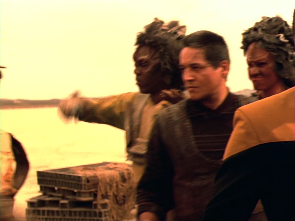 ariane179254_StarTrekVoyager_1x01_1x02-Caretaker_4520.jpg