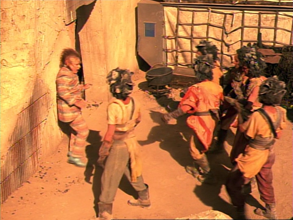 ariane179254_StarTrekVoyager_1x01_1x02-Caretaker_4529.jpg